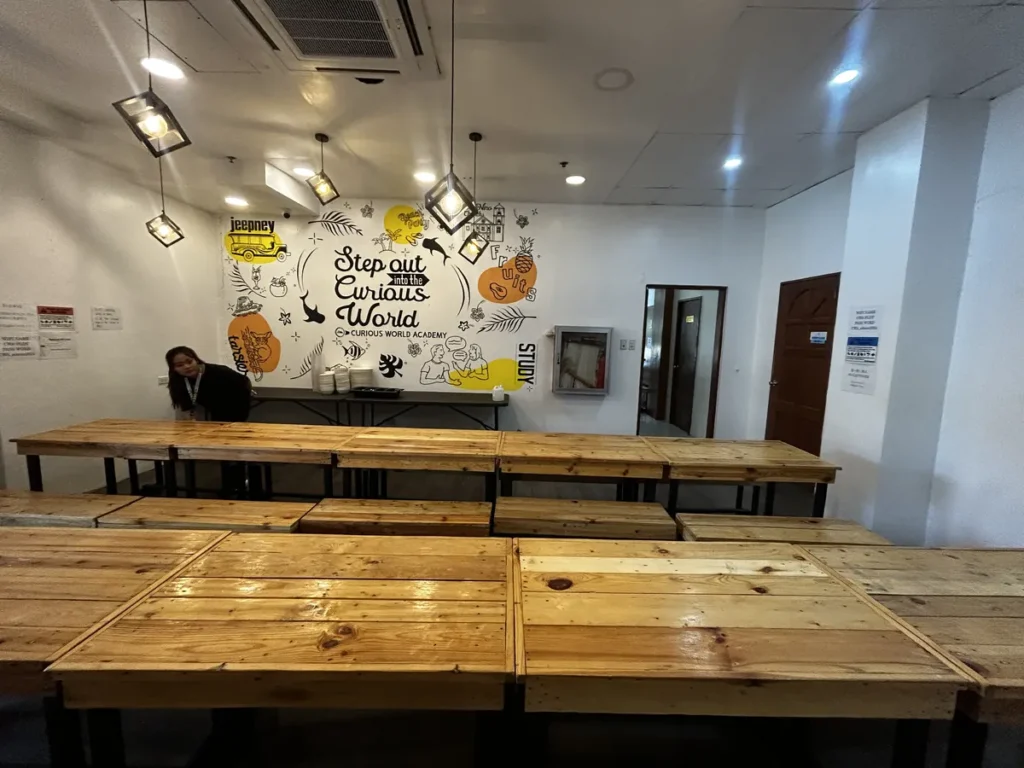 필리핀 CWA어학원 식당 벽화와 원목 좌석