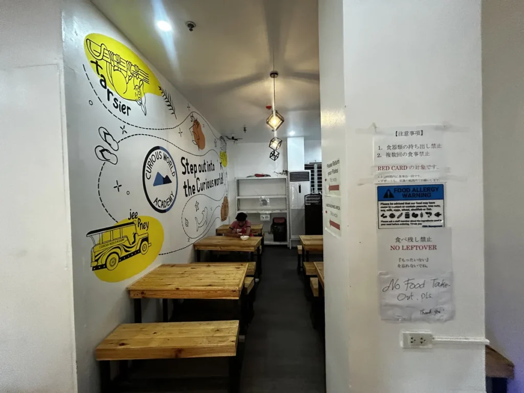 필리핀 CWA어학원 식당 일러스트 벽화와 좌석