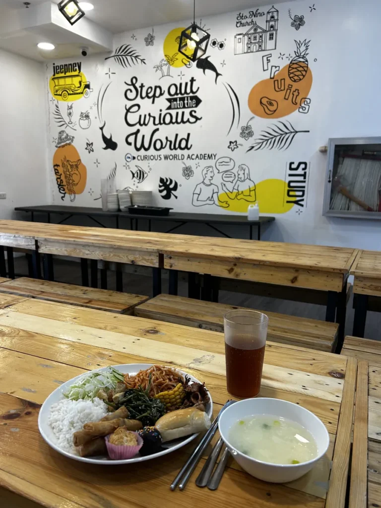 필리핀 CWA어학원 식당 식판과 벽화 좌석