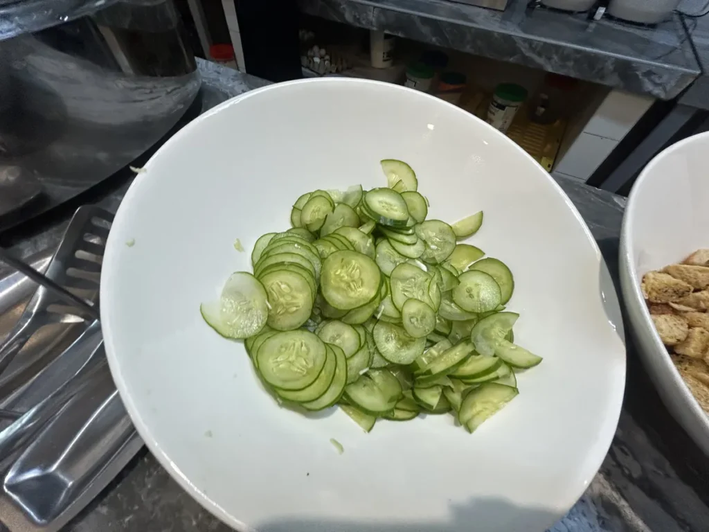 필리핀 CWA어학원 식사 오이 슬라이스 샐러드