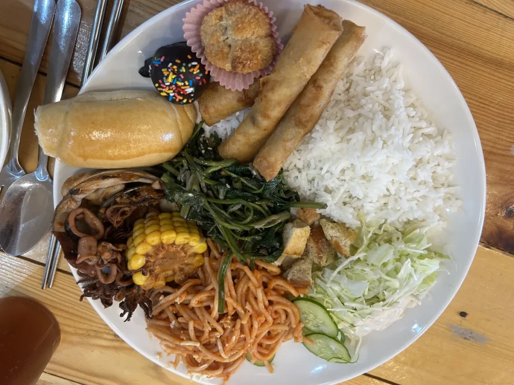 필리핀 CWA어학원 식사 밥과 반찬 한 접시