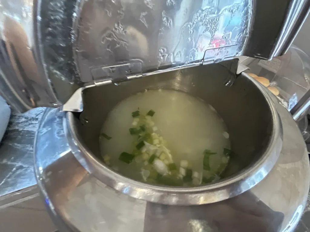 필리핀 CWA어학원 식사 대파 넣은 맑은 수프