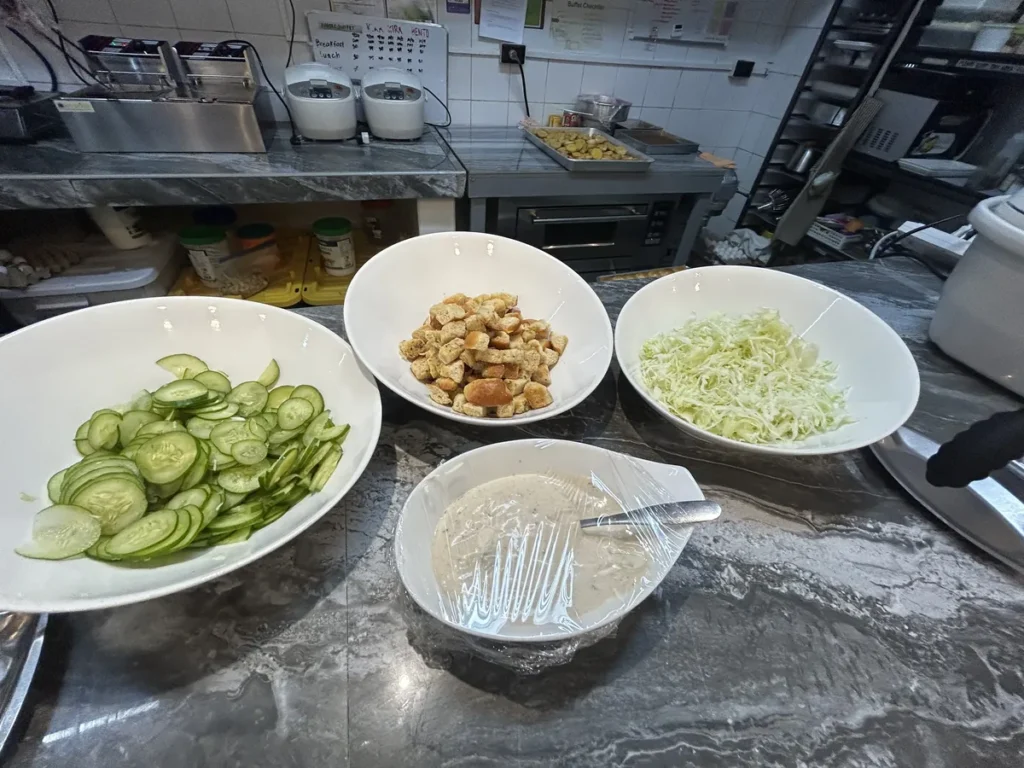 필리핀 CWA어학원 식사 샐러드 바 재료 진열
