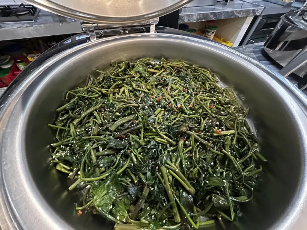 필리핀 CWA어학원 식사 깨 뿌린 나물 볶음