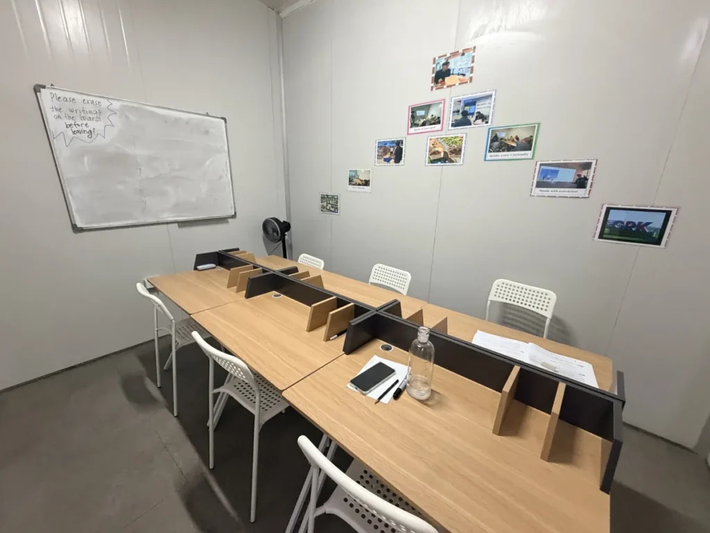필리핀 바기오 E-Edu어학원 그룹 수업실 원목 책상과 칸막이