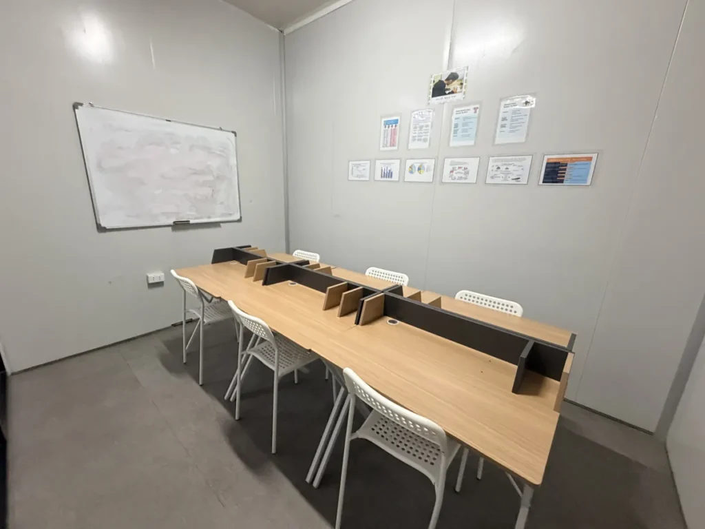 필리핀 바기오 E-Edu어학원 그룹 수업실 화이트보드와 학습 게시물