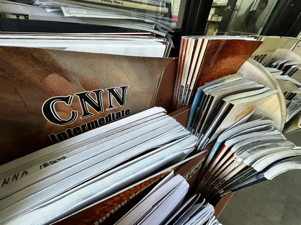 필리핀 바기오 E-Edu어학원 오피스 CNN 등 영어 교재 더미