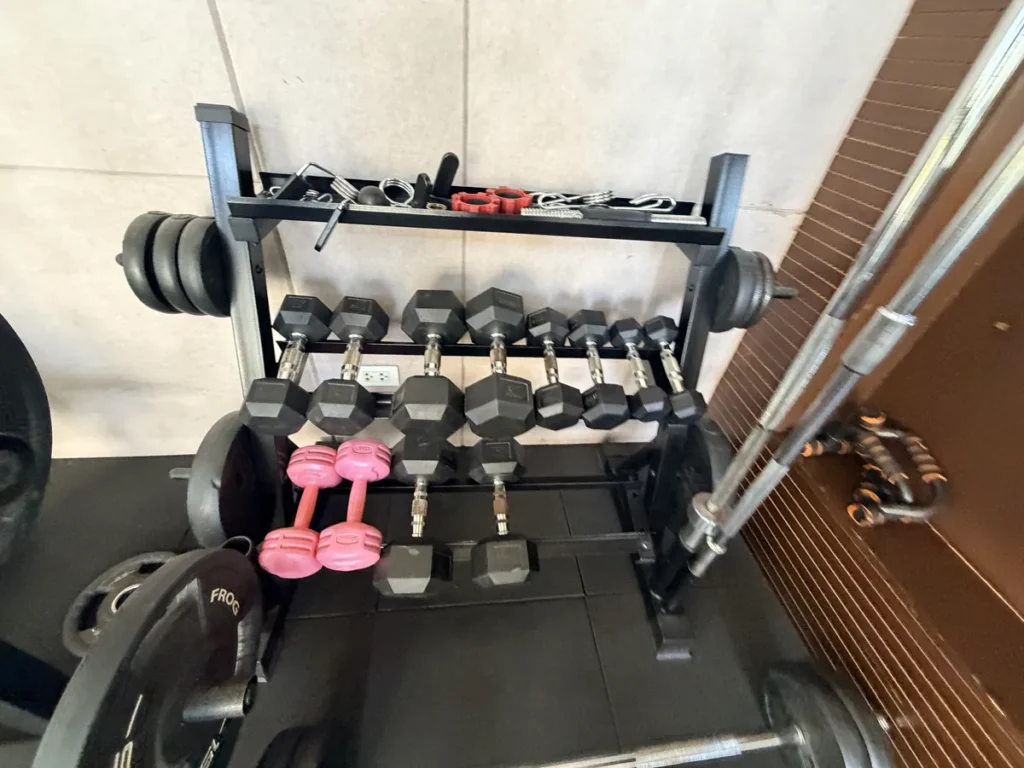 필리핀 바기오 E-Edu어학원 헬스장 덤벨과 원판 웨이트 랙