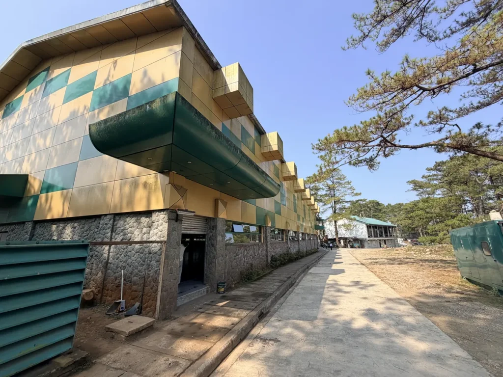 필리핀 바기오 E-Edu어학원 체육관 외관 줄지어 선 기숙사형 건물