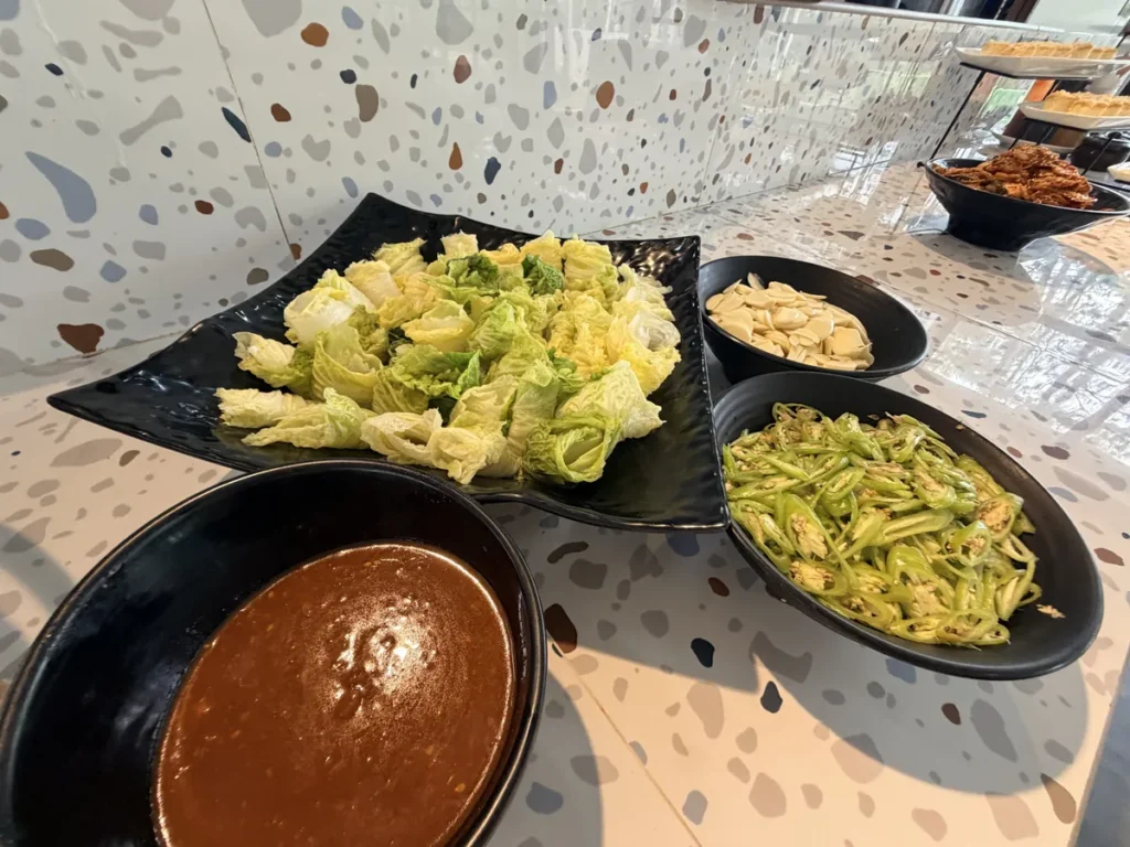 필리핀 바기오 E-Edu어학원 식당 쌈채소와 반찬 배식 세팅