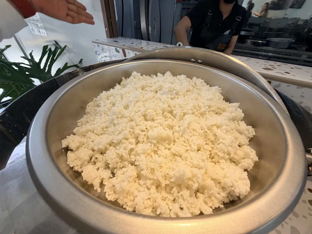필리핀 바기오 E-Edu어학원 식당 갓 지은 흰쌀밥 배식 솥
