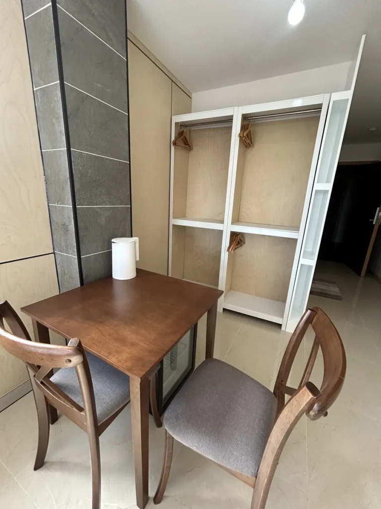 필리핀 세부 SMEAG엔칸토 기숙사 객실 원목 책상과 오픈 옷장