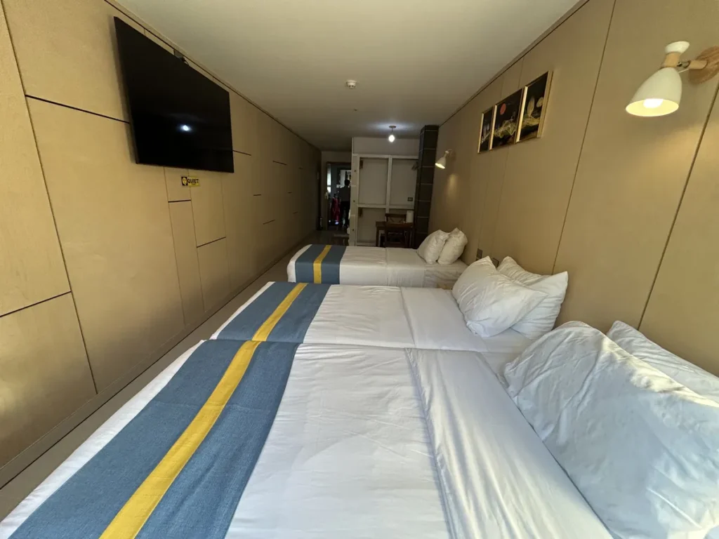 필리핀 세부 SMEAG엔칸토 기숙사 3인실 침대와 벽걸이 TV