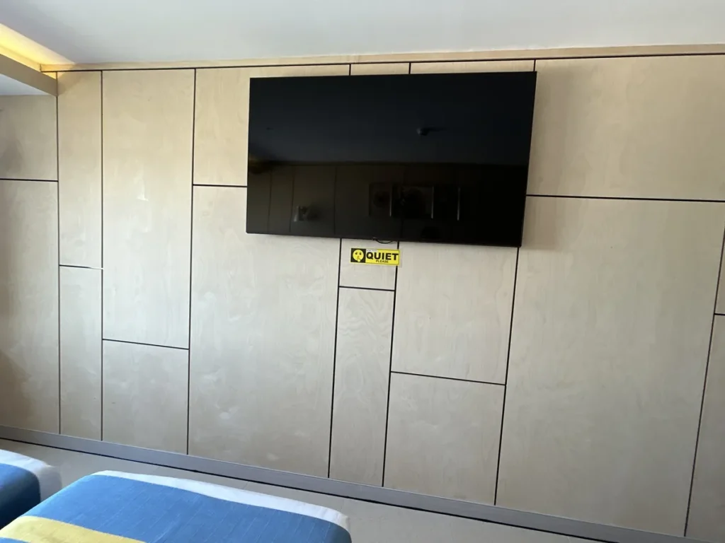필리핀 세부 SMEAG엔칸토 기숙사 객실 원목 벽면 벽걸이 TV
