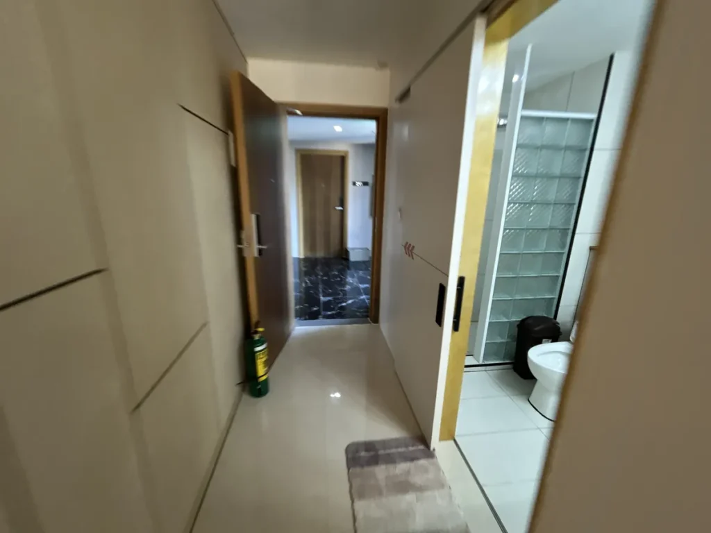 필리핀 세부 SMEAG엔칸토 기숙사 객실 복도와 욕실 입구