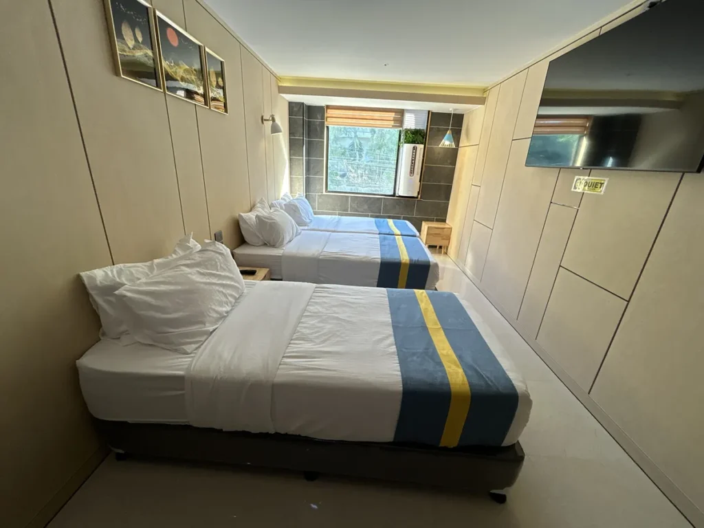 필리핀 세부 SMEAG엔칸토 기숙사 2인실 침대와 액자 장식