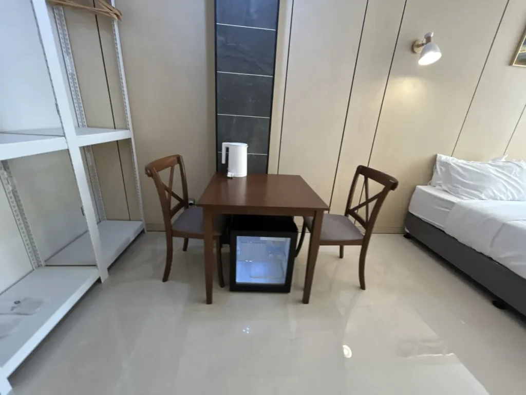 필리핀 세부 SMEAG엔칸토 기숙사 객실 책상 미니냉장고와 침대