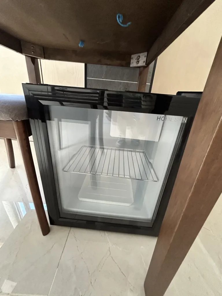 필리핀 세부 SMEAG엔칸토 기숙사 객실 유리문 미니냉장고