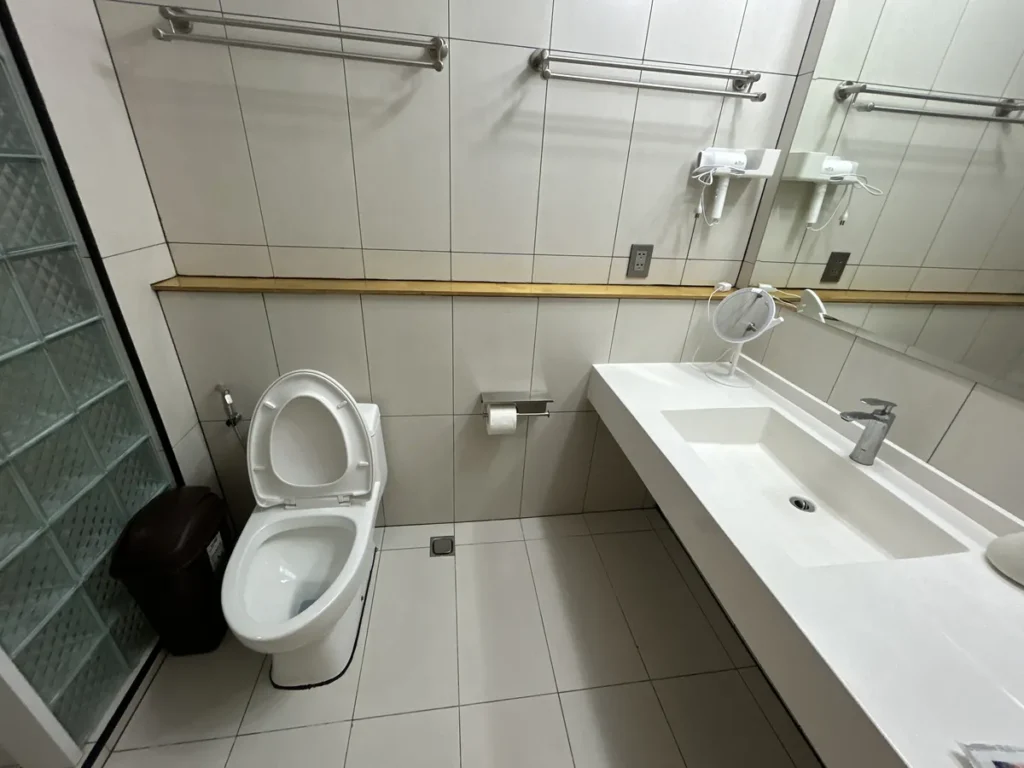 필리핀 세부 SMEAG엔칸토 기숙사 화장실 변기와 세면대