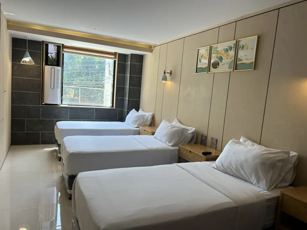 필리핀 세부 SMEAG엔칸토 기숙사 3인실 침대와 창가 에어컨