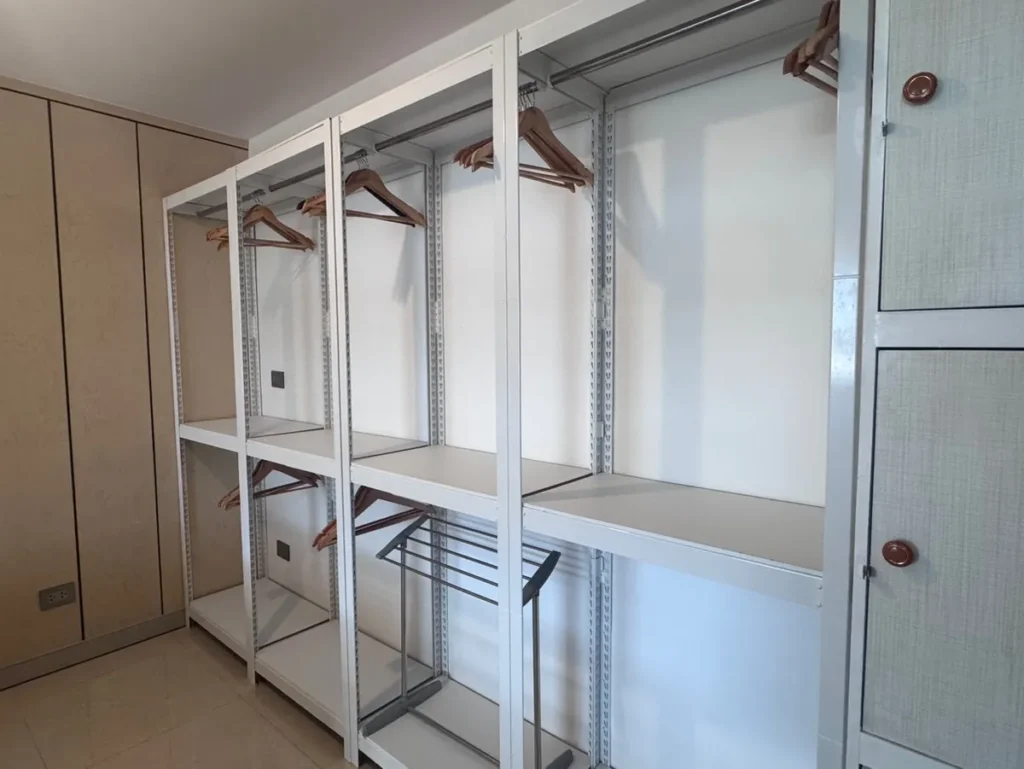 필리핀 세부 SMEAG엔칸토 기숙사 객실 옷걸이 오픈 옷장 선반