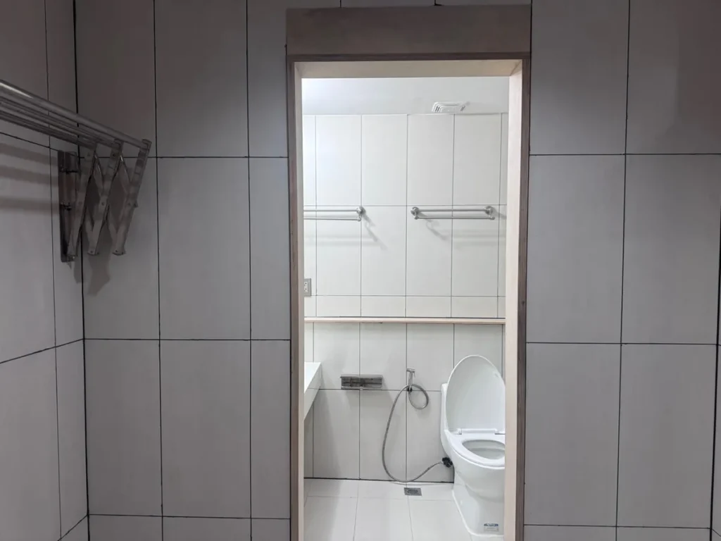 필리핀 세부 SMEAG엔칸토 기숙사 화장실 변기와 수건걸이