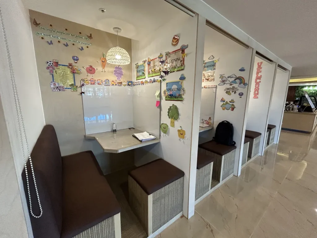 필리핀 세부 SMEAG엔칸토 1대1 수업실 복도변 부스 여러 칸