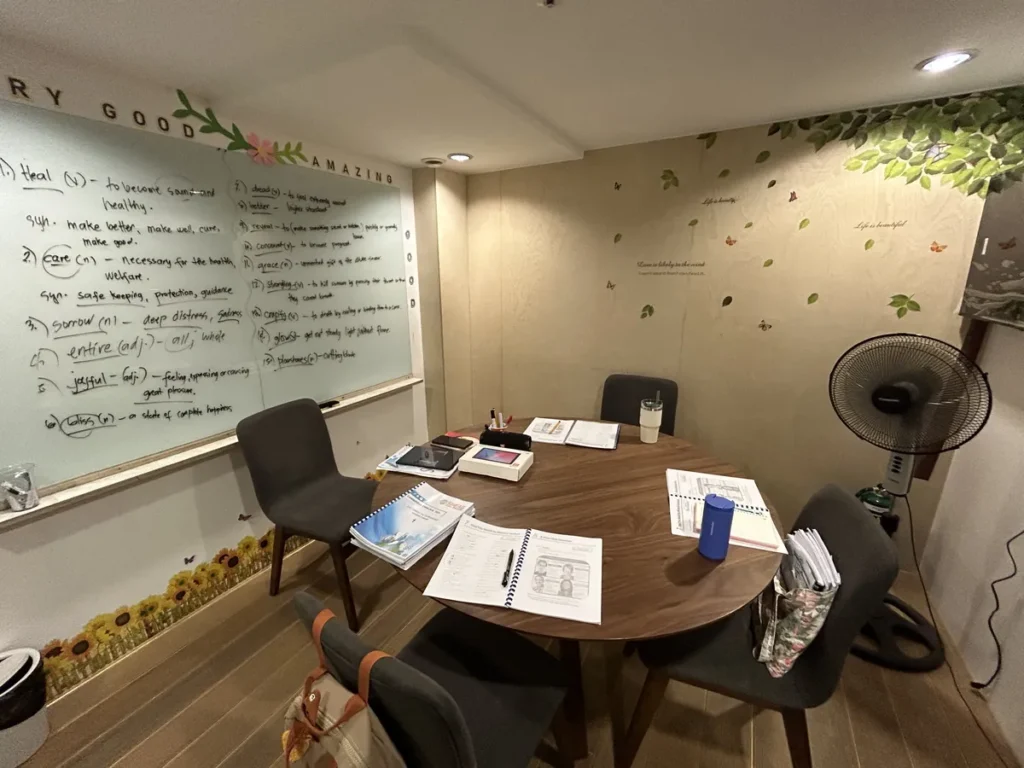 필리핀 세부 SMEAG엔칸토 그룹 수업실 화이트보드와 원탁