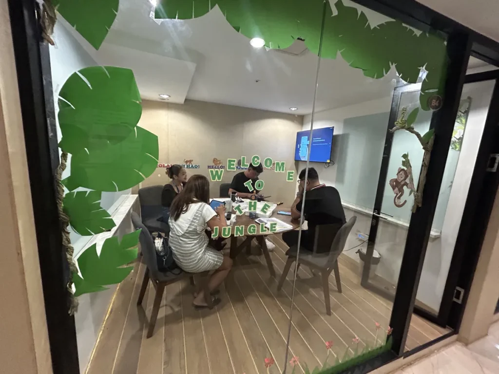필리핀 세부 SMEAG엔칸토 그룹 수업실 유리벽 정글 콘셉트룸