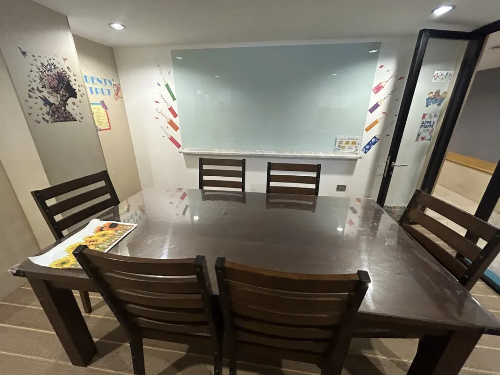 필리핀 세부 SMEAG엔칸토 그룹 수업실 6인 사각 테이블
