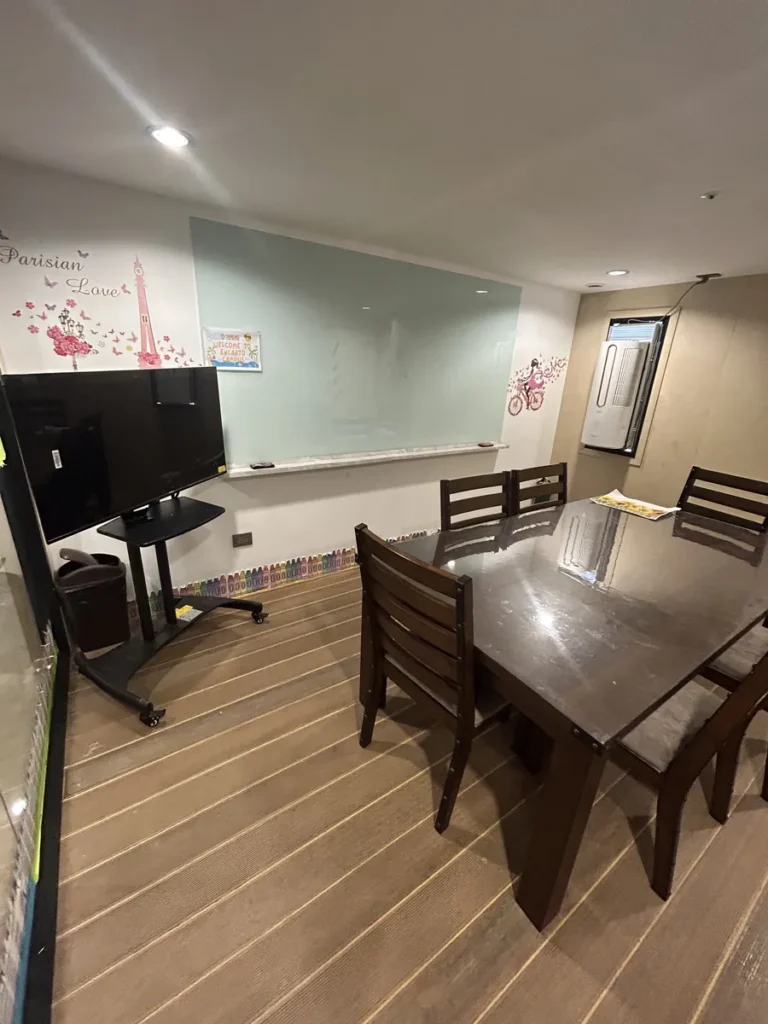 필리핀 세부 SMEAG엔칸토 그룹 수업실 TV 모니터와 테이블