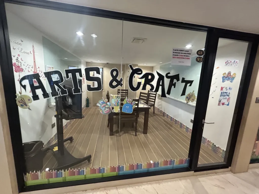 필리핀 세부 SMEAG엔칸토 그룹 수업실 유리문 ARTS&CRAFT룸