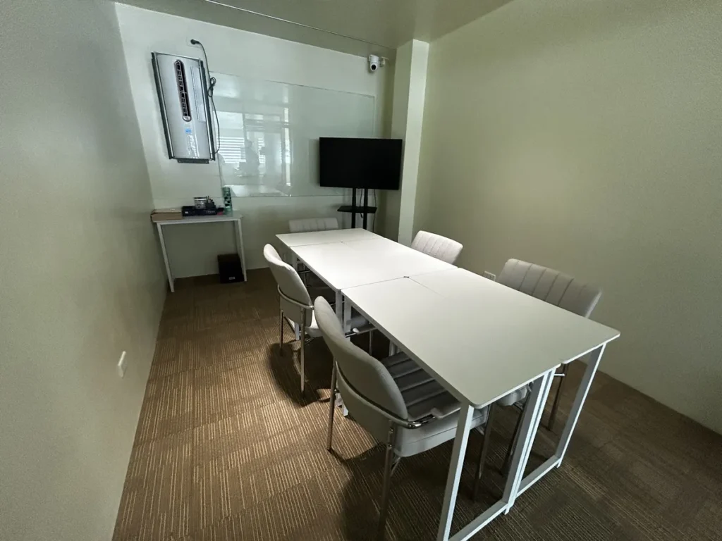 필리핀 세부 SMEAG엔칸토 그룹 수업실 흰 책상 TV 카펫 바닥