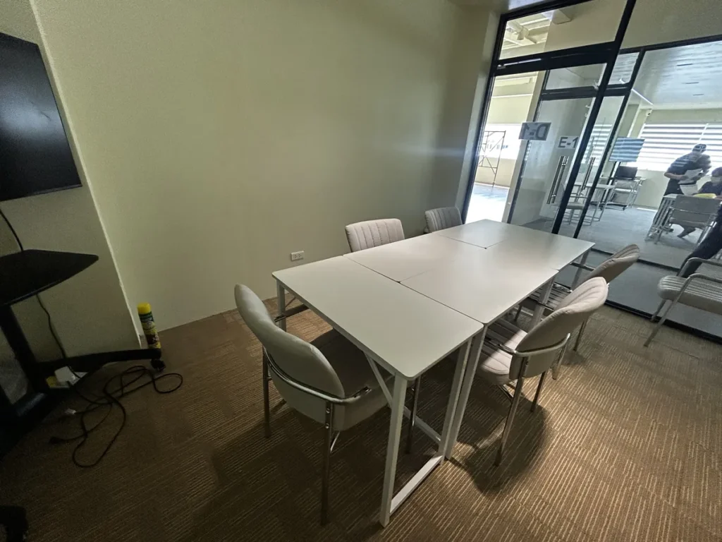필리핀 세부 SMEAG엔칸토 그룹 수업실 카펫 바닥 흰 테이블