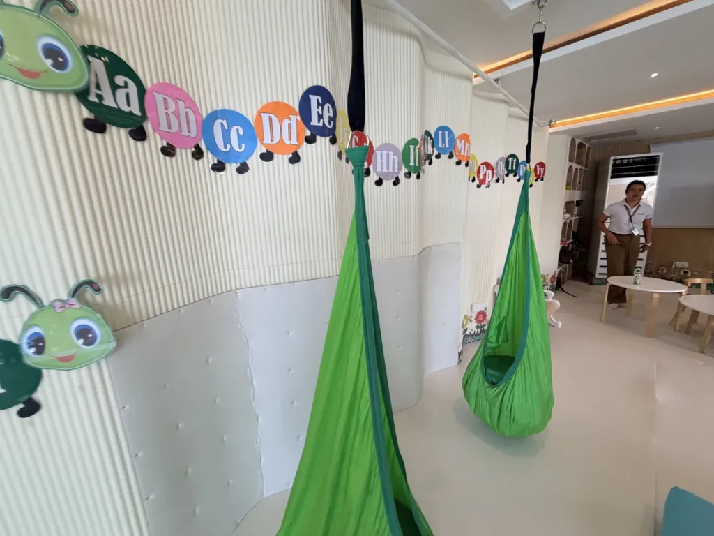 필리핀 세부 SMEAG엔칸토 키즈방 알파벳 장식과 그린 해먹