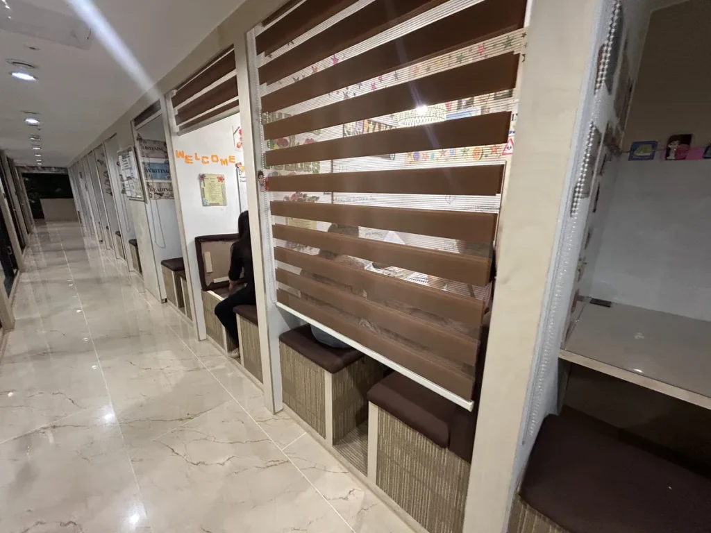 필리핀 세부 SMEAG엔칸토 복도 부스 블라인드 늘어선 통로