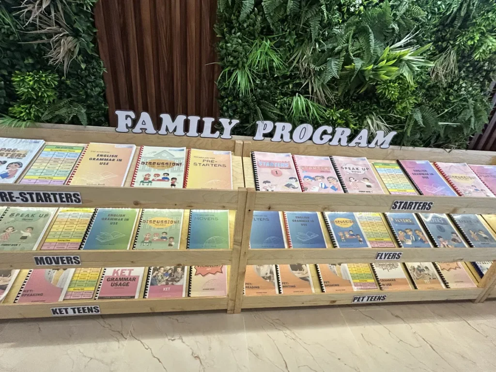 필리핀 세부 SMEAG엔칸토 안내판 FAMILY PROGRAM 교재 진열 선반