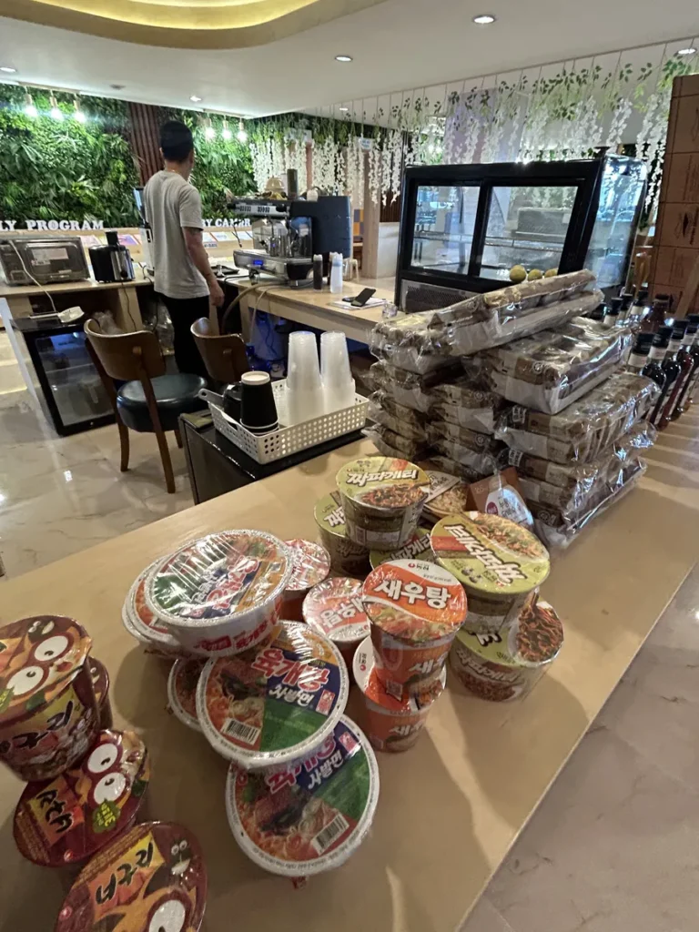 필리핀 세부 SMEAG엔칸토 카페 한국 라면 컵라면 진열 카운터