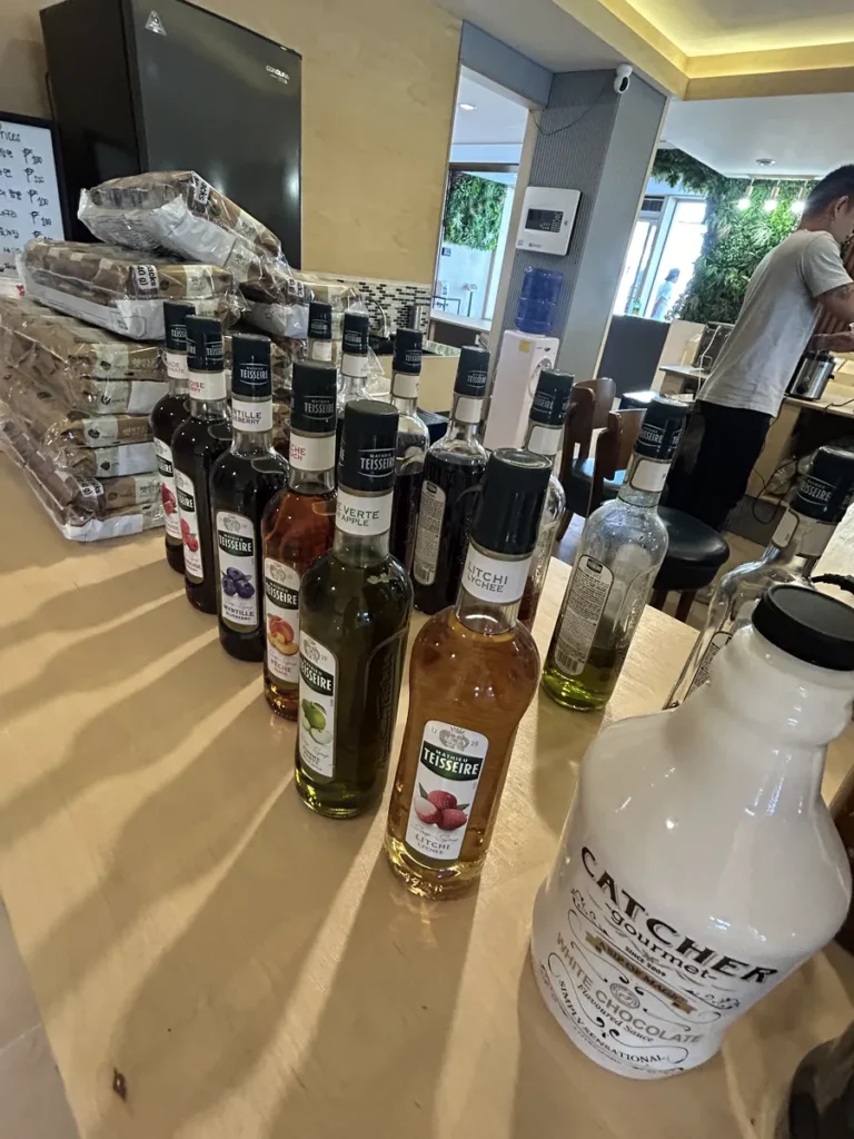 필리핀 세부 SMEAG엔칸토 카페 음료 시럽 병 진열대