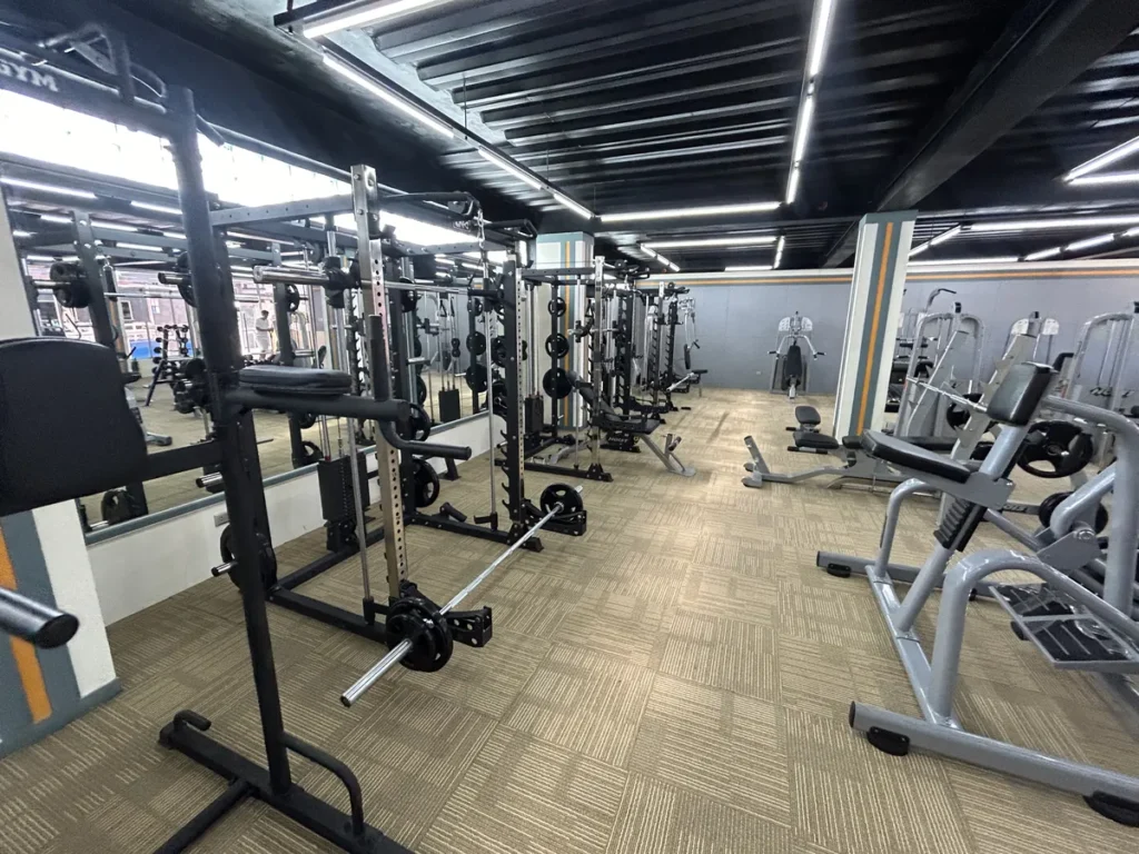 필리핀 세부 SMEAG엔칸토 헬스장 스미스머신과 거울벽