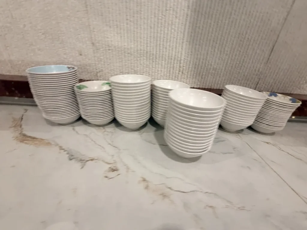 필리핀 세부 SMEAG엔칸토 식당 정렬된 흰 공기 식기