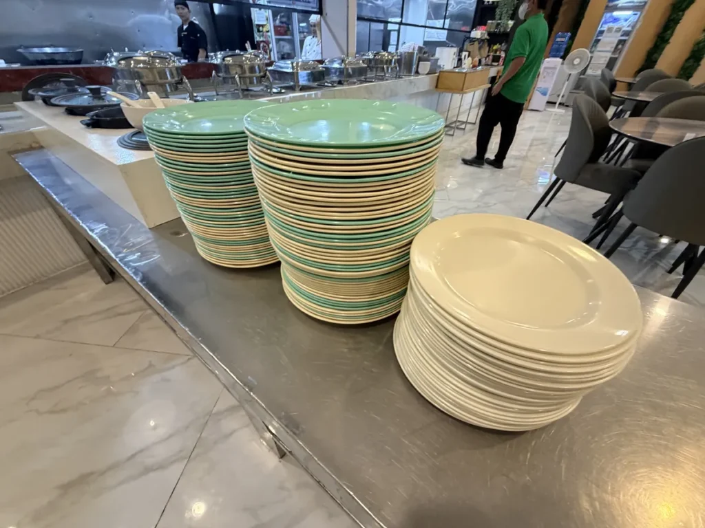 필리핀 세부 SMEAG엔칸토 식당 초록·흰 접시 더미