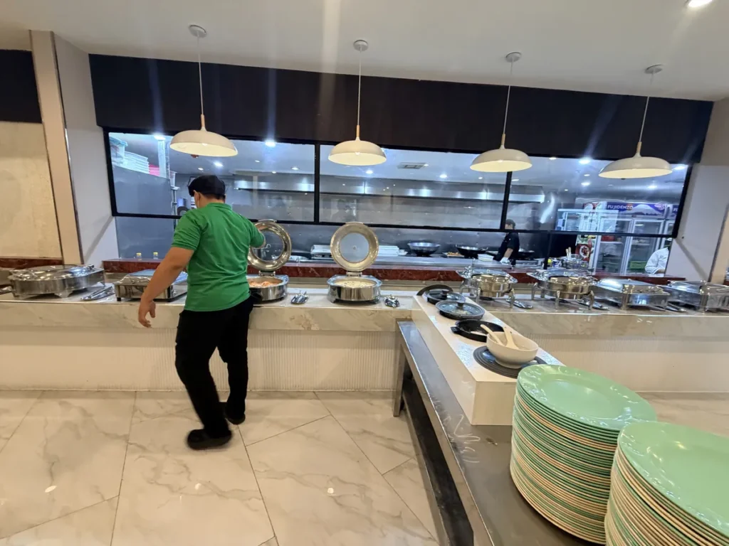 필리핀 세부 SMEAG엔칸토 식당 뷔페 배식대 직원