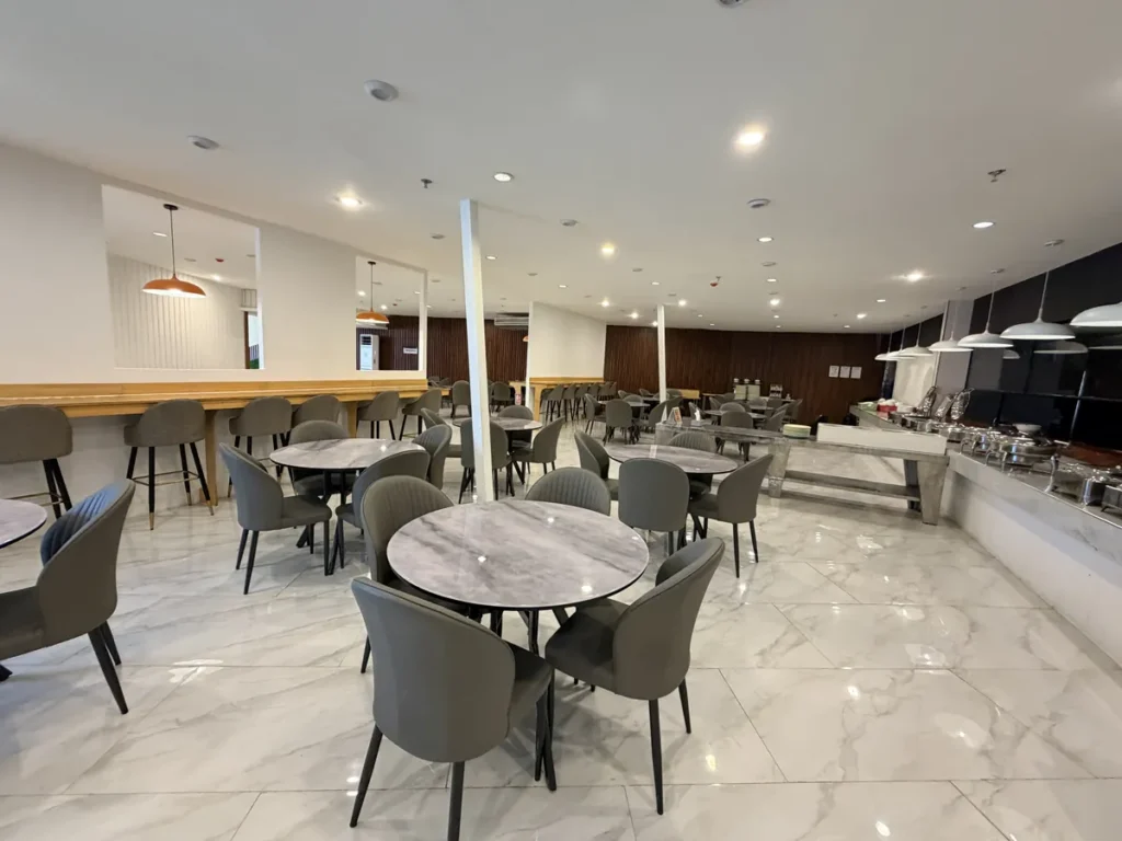 필리핀 세부 SMEAG엔칸토 식당 대리석 테이블 홀 전경