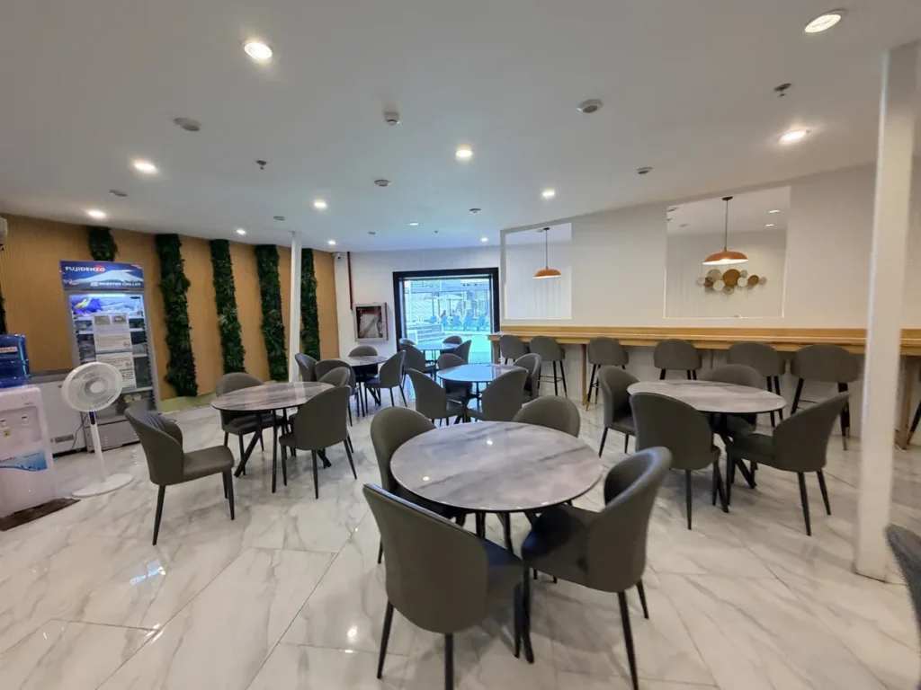 필리핀 세부 SMEAG엔칸토 식당 그린월 둥근 테이블 좌석