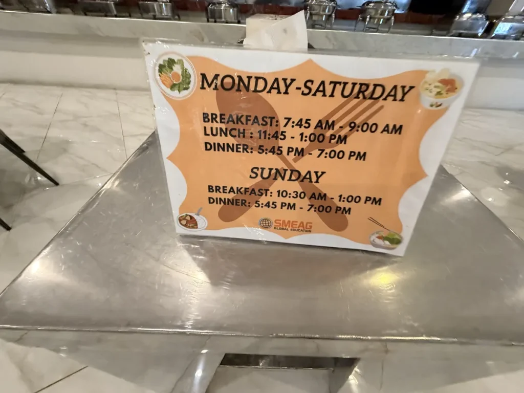 필리핀 세부 SMEAG엔칸토 식당 배식대 위 식사 시간표