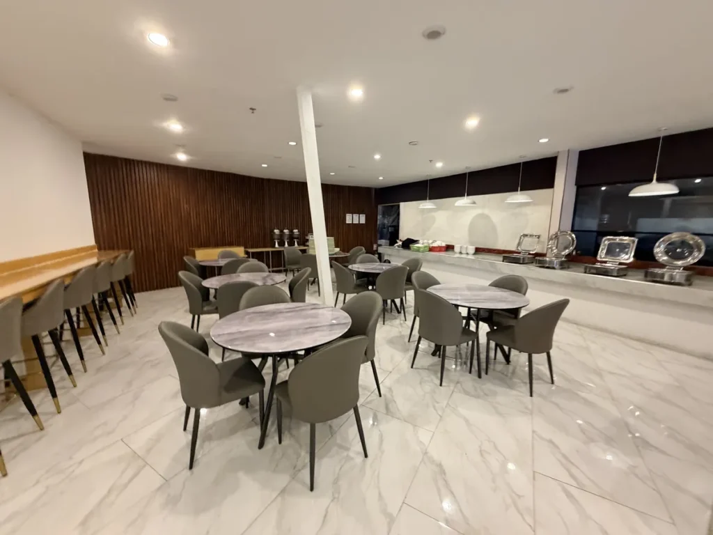 필리핀 세부 SMEAG엔칸토 식당 우드월 둥근 테이블 홀