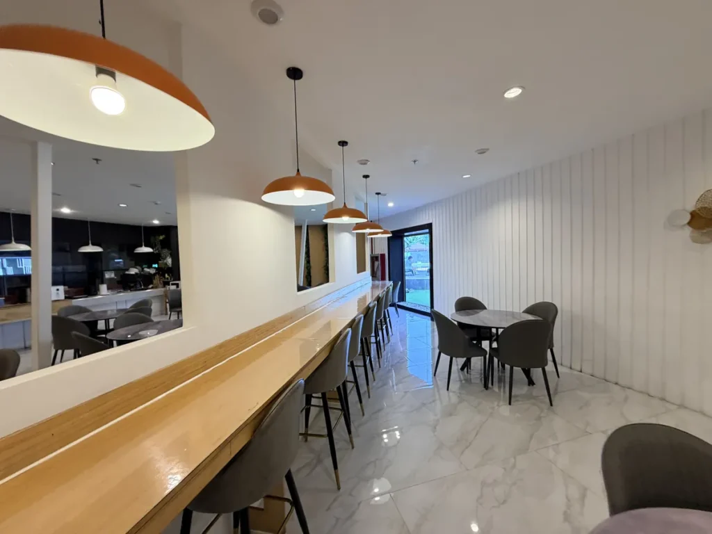 필리핀 세부 SMEAG엔칸토 식당 바 좌석과 펜던트 조명