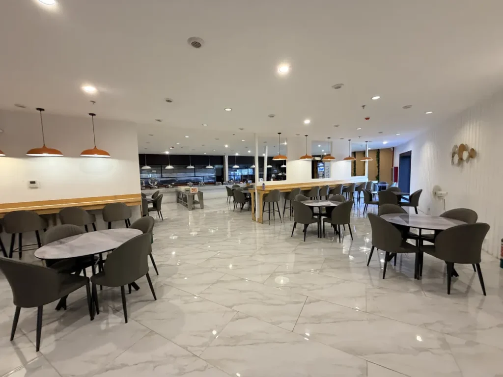 필리핀 세부 SMEAG엔칸토 식당 우드월 펜던트 조명 홀