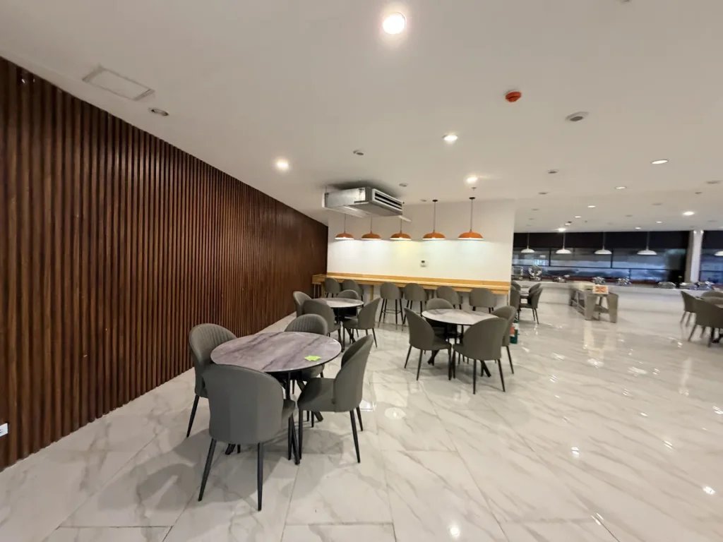 필리핀 세부 SMEAG엔칸토 식당 우드패널 벽 테이블 홀